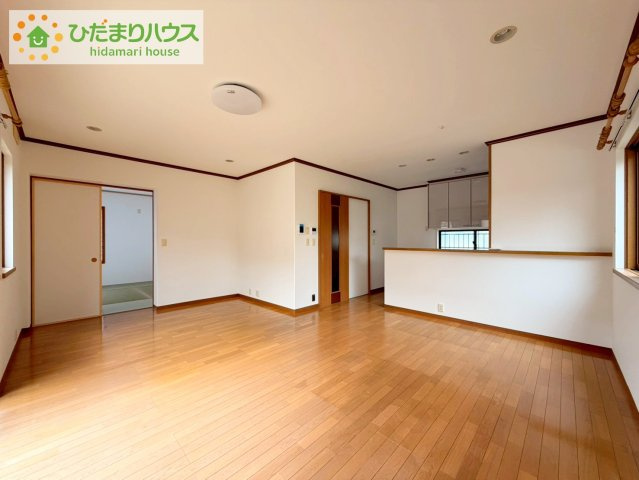 室内においても元気なお子様の成長を見守る、広々としたリビング・ダイニングスペース。南向きの暖かな日差しがさしこみ、家族が自然と集うスペースです。