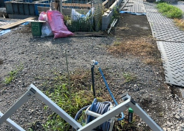 敷地内には、散水栓や立水栓があります。水道水を直接利用できるため、水を運ぶ手間を省くことが出来ます。大量の水を必要とする洗車作業や清掃などに役立ちます。その他設備とあわせて、現地でご確認ください。