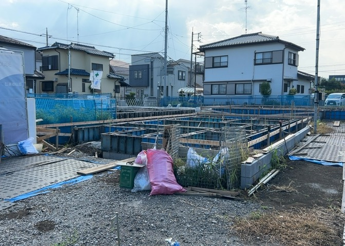 木造住宅とは土台、壁、柱など建築物の強度を支える構造体の材に木が使用されている構造を指します。構造体は建物の自重を支えるだけではなく風圧や水圧、積裁荷重などあらゆる衝撃に耐えるための基礎です。