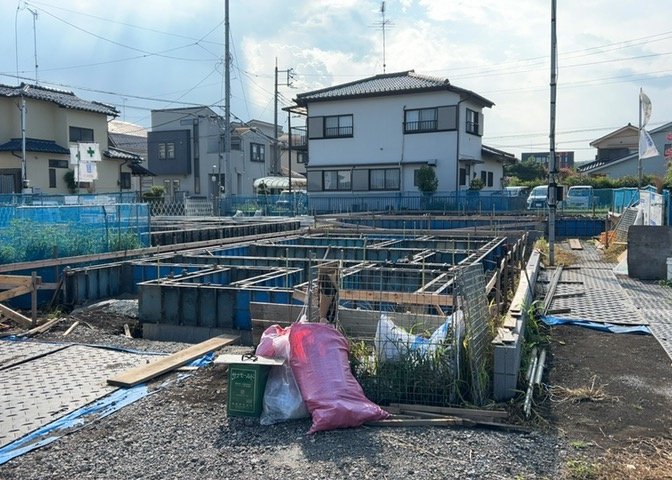 ベタ基礎とは、柱の位置に関係なく全体に基礎がある事を指し、面積が大きい分建物の重さを全体に分散できます。また、地面からの湿気や害虫を遮断でき、木造住宅で心配されるシロアリ被害を防ぐ効果も期待できます。