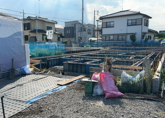 基礎パッキング工法とは、床下の換気確保のため基礎と土台の間に緩衝材を挟み込む工法です。土台の下に数十センチの間隔で設置されるため、全体的な隙間が生まれます。床下換気口に比べて高い通気性が確保されます。