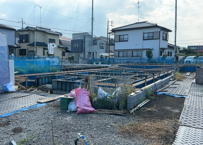現地に行くなら、物件の周囲の地形がどうなっているかを見ることも大切です。周辺より低くなっている土地では、大雨などで水が集まりやすいため、地盤が弱くなっているということも考えられるため、注意が必要です。