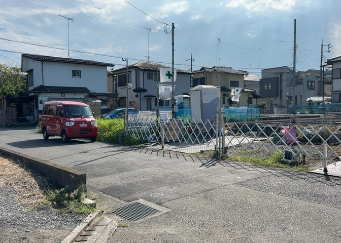 道幅が狭い場所は比較的土地の値段が低いことが多く、また交通量が少ないため騒音が少なく静かな環境で過ごせます。また、小さいお子様がいるご家庭も安心です。一方で車の駐車が難しいというデメリットもあります。