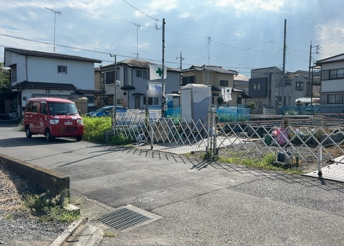 道幅が広い場所は日当たりや風通が良好です。幅が広いのですれ違いも可能ですし大きな車でも駐車可能！一方で、大型車が通ることも多くなるため交通量の増加により騒音に繋がります。また土地の値段が高くなります。