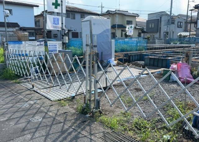 車一台あたりに必要なスペースは、標準サイズの普通自動車で横幅2m50cm、長さ5mは必要になります。ただし、乗降のことも考慮して横幅3m30cm、長さ5m50cmほどは確保できるところを選びましょう。
