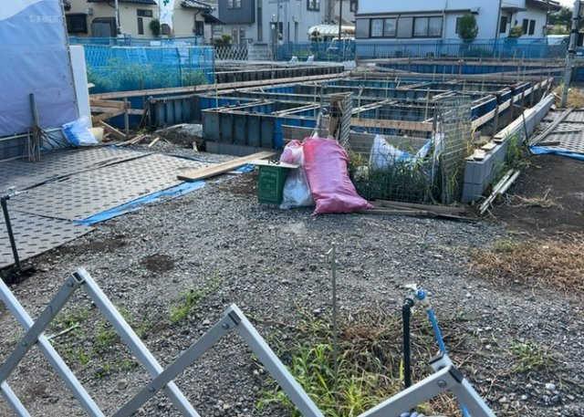 庭のある家に住むことのメリットとして、子どもたちの遊び場を確保できること、ガーデニングや家庭菜園を楽しめること、明るさを確保できることがあります。また、配置を工夫することでプライバシーが確保できます。