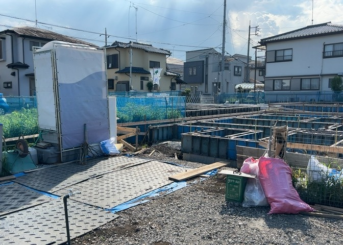 玄関は、狭すぎると複数人で使いにくく、広すぎても無駄な空間になりがちです。最低2畳を目安にして、家の広さとの兼ね合いや家族の人数を考慮して決めるとよいでしょう。現地を見学して快適な玄関を選びましょう！