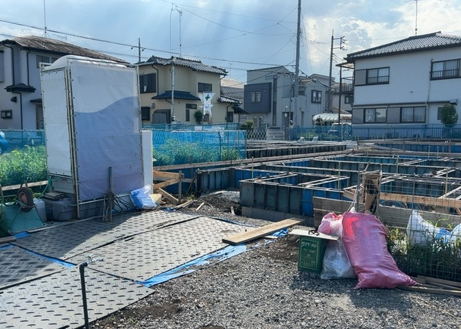 玄関ポーチにおいて最も重視すべきと言っても良いのが広さです。適切な広さの玄関ポーチでないと外見的なバランスは崩れてしまいますし、何より使いにくくなってしまいますので、現地で実際に下見をしてみましょう！
