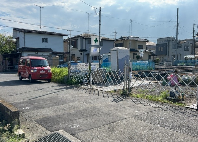 住宅用の土地では前面道路に2m以上接していなければならないと法律で定められています。しかし、お持ちの車のサイズやライフスタイルなどにより、2mでは利便が悪い場合もございますので、事前に確認しましょう。