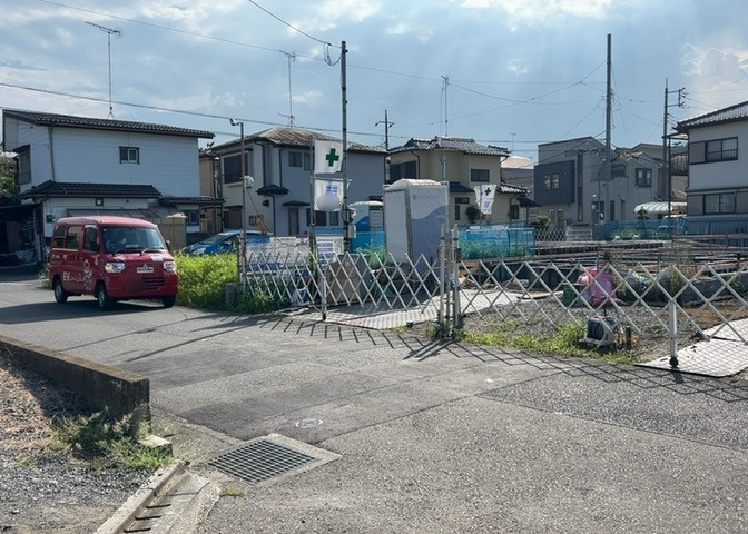 お持ちの車種によっては前面道路が広い方が便利でしょう。しかし、前面道路が広ければその分交通量が多くなるため、騒音などが気になる場合があります。実際に現地を見学し、周辺交通量や騒音などを確認しましょう！