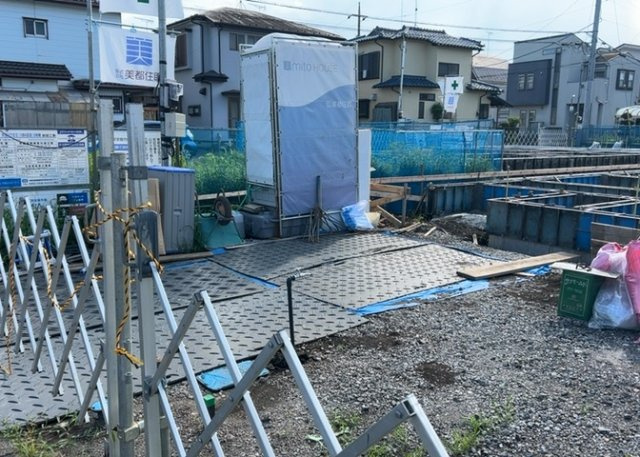 駐車場と明記されていても、最小スペースでつくられた駐車場だと大型車は駐車できなかったり、出入りしにくくなったりする可能性があります。お車のサイズと購入したい物件の駐車場のサイズを現地で確認しましょう。