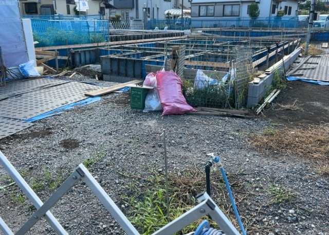 庭があることでガーデニングや家庭菜園はもちろん、こどもの遊び場やペットを放して遊ぶことができます。また、家の周囲に余裕があるということです。隣地との間があれば、十分な日当たりと、風通しが確保できます。