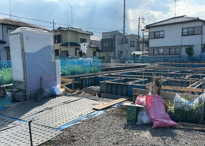 玄関は家の顔でもあり、家族以外の目にも止まる場所です。玄関は外との間を仕切る扉、靴などをしまっておく収納スペース、靴脱ぎのたたきスペース、来客とのやり取りをするドアホンなど複数のアイテムからなります。