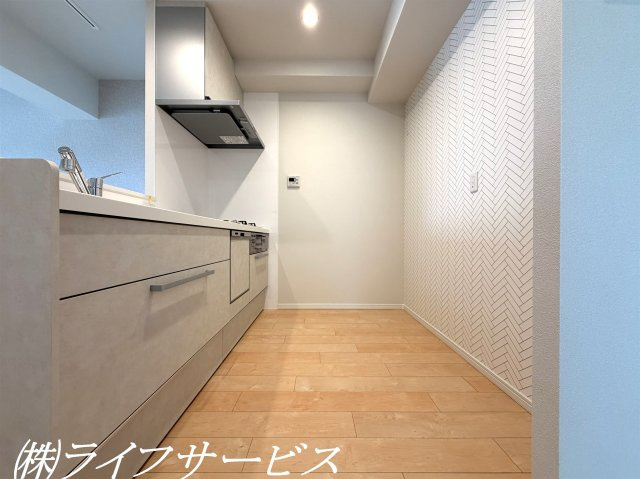 システムキッチン／ビルトイン食洗機、浄水器付水栓搭載のカウンターキッチン