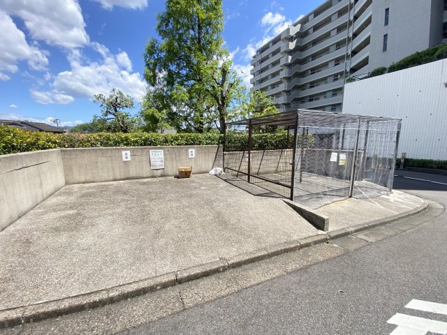 敷地内ゴミ置き場、広々空間で掃除も行きわたっているので、清潔感のある印象です♪