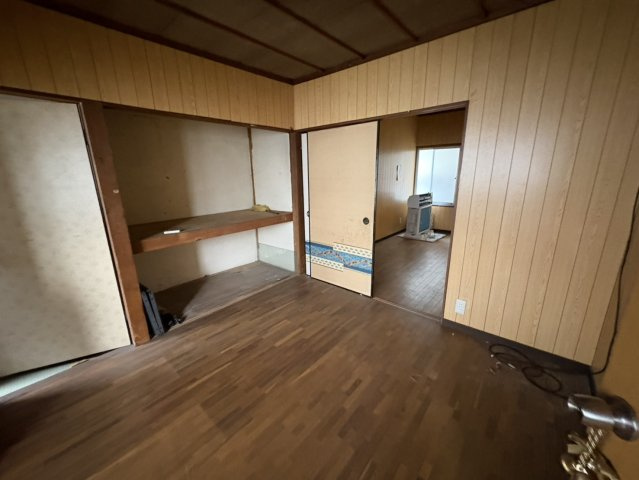 木目調の床材が温かみを感じさせる洋室です。押入収納付きのため、布団や季節物もすっきり整理可能。隣室とつなげて広く使うこともでき、生活スタイルに合わせたレイアウトが楽しめます。