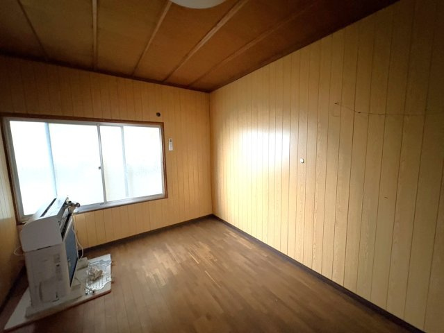 シンプルで使いやすい洋室です。大きな窓から自然光を取り込みやすく、明るさを感じられる空間。寝室や子ども部屋、書斎など幅広い用途に対応できます。木目調の床と壁面が温かみのある雰囲気を演出。