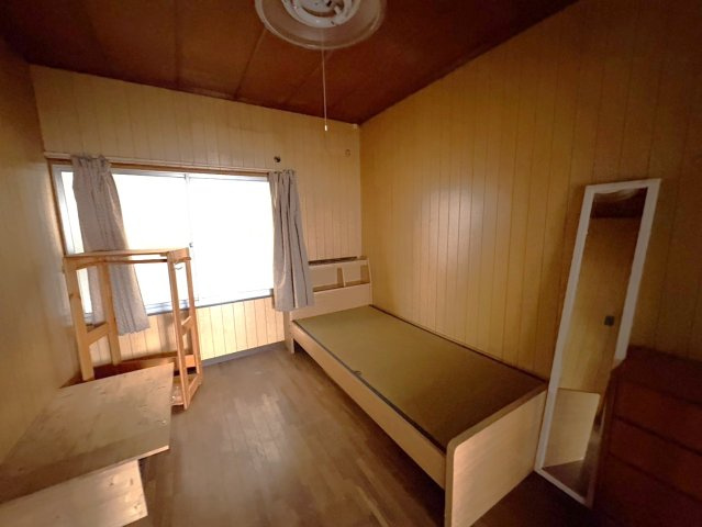 落ち着いた色合いでまとめられた洋室です。ベッドや収納家具を配置しやすい広さがあり、プライベート空間として快適に利用可能。窓から採光を取り込みやすく、シンプルな内装で自分好みのインテリアを楽しめます。