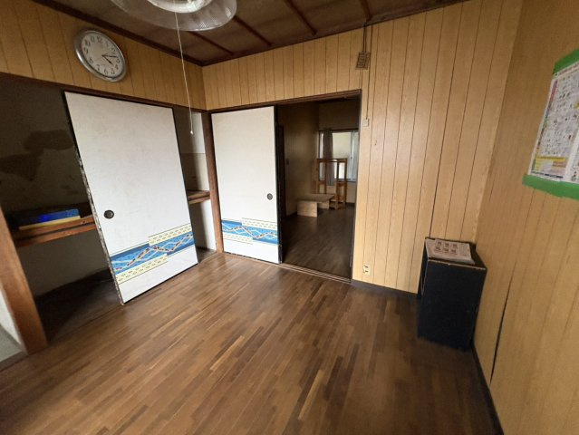 木の温もりを感じる内装が印象的な洋室です。収納スペース付きで、お部屋を広く使いやすい設計。隣室との行き来もしやすく、生活動線にも配慮。自分好みに家具配置を楽しみながら、落ち着いた暮らしを実現できます。