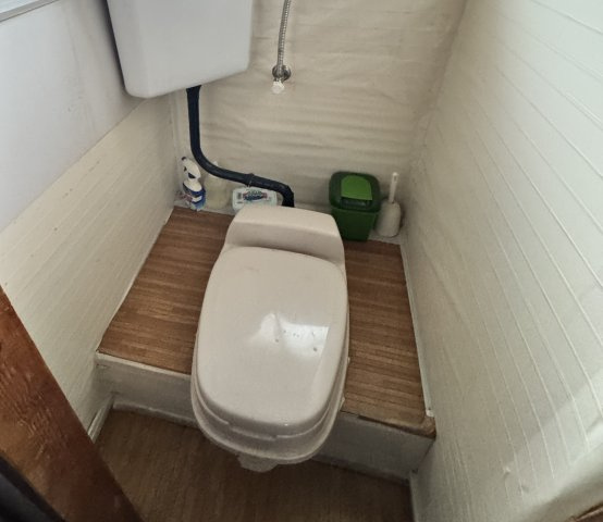 シンプルにまとまったトイレスペースです。窓付きのため換気もしやすく、明るさを確保できます。コンパクトながら落ち着いて利用できる空間で、日々のお手入れもしやすい仕様。必要十分な設備が整っています。