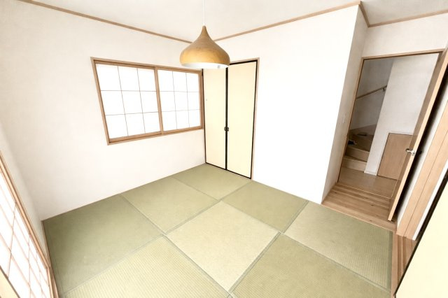 南側の掃き出し窓から光が入る明るい和室。障子の温かみと畳の香りが落ち着きを感じさせます。リビングに隣接しており、戸を開ければ広々とした一体空間にも。来客対応や子どもの遊び場にも便利です。　