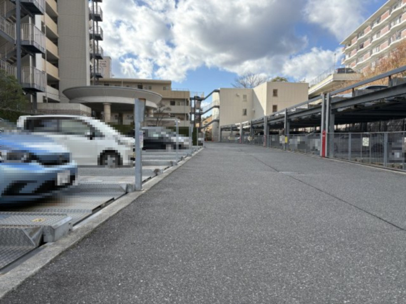 敷地内に整備された駐車場は、出入りしやすいレイアウトです。車の乗り降りや荷物の積み下ろしもスムーズに行えます。住戸からの動線も分かりやすく、日常使いに便利です。整った駐車スペースとなっています。