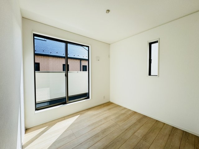 4.5帖洋室・南側バルコニー前の明るいお部屋です♪