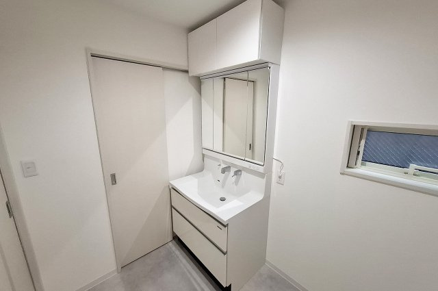 洗面室：キッチンと廊下から出入りできます。