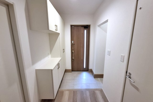 玄関：大容量の下駄箱付き。