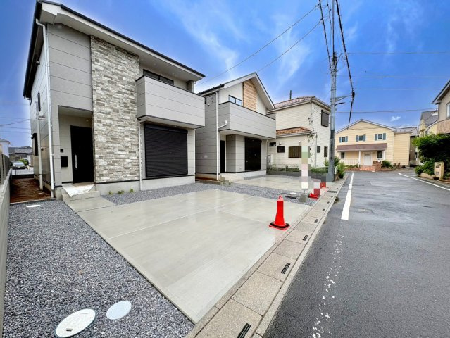 2号棟　吹き抜けのある広々とした約25帖のリビング空間・足元あったか床暖房付き！WIC×3か所の収納豊富な間取りです！キッチン・洗面・浴室がまとまった水回り動線で、家事の移動もスムーズです！