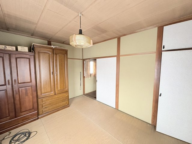 和室は、日当たりが良く明るい印象。居室としてはもちろん、趣味部屋や在宅ワーク用スペースとしても活用可能です。複数の和室があることで、生活シーンに合わせた柔軟な使い方ができるのがうれしいですね。