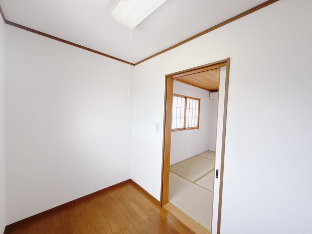 ■WIC｜家族みんなで使える広々とした収納スペースは、季節の品から思い出の品まで、たっぷりしまっておけます。