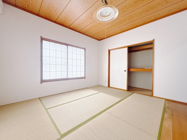 ■1階和室｜和室の押入れには、予備の布団や枕、座布団などをすっきり収納することができます。