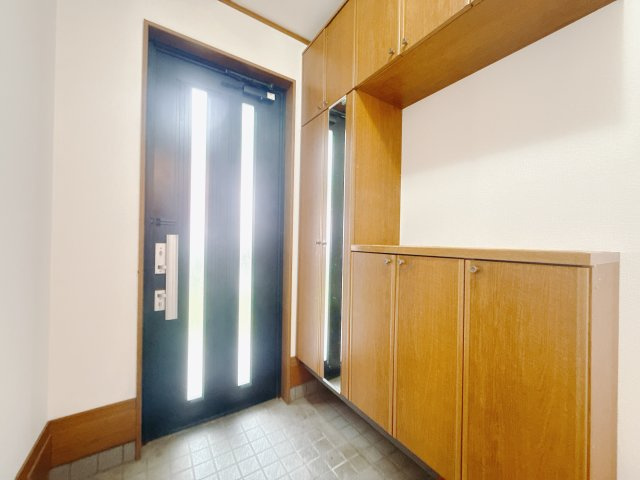 ■玄関｜玄関には全身をチェックすることができる姿鏡が標準で設置されています。出勤や登校前の身支度チェックも習慣になりそうです♪