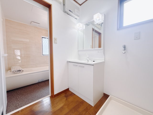 ■洗面室｜大きな洗面器と使いやすさがいっぱいの洗面化粧台。お手入れ簡単でいつもキレイに。