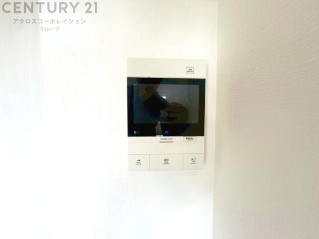 訪問者が来たときにテレビ画面で確認できるため、安心してドアを開けられます。録画機能があるものもあり、留守中に来訪者を記録しておくことができます。利便性が高く、セキュリティ面でも安心です。