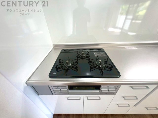 多数の調理器具を同時に使用でき、料理の効率化が可能。省エネで節約になり、様々な料理スタイルに適応できます。また、火力調整が独立しており、手入れや掃除もしやすく、今よりもっとお料理が楽しくなるかも。