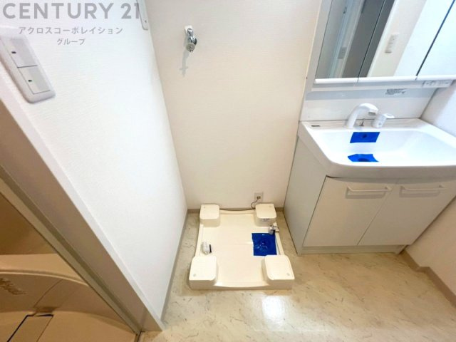 洗濯物の仕分け作業がしやすく、整理整頓が容易になります。洗濯音や湿気を他の部屋に持ち込まず、生活環境を快適に保ちます。上部を活用すれば収納スペースを確保でき洗剤や洗濯用品の整理もしやすくなります。