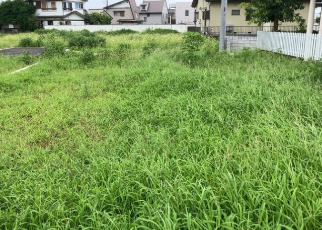 土地の面積＝住宅面積ではありません。建ぺい率の問題などで、土地のある場所によって住宅を建てられる面積は限られています。高さもしかり、「土地」という言葉の中には、建築条件も含まれると考えておきましょう。