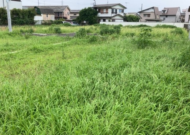 家を建てる場合、方位は要チェックです。現実的に日当たりのよい家ならばリビングは南側、建築基準法でも北側に当たる家への配慮は求められています。土地を見学に行く際は、方位磁針を持って行くようにしましょう。