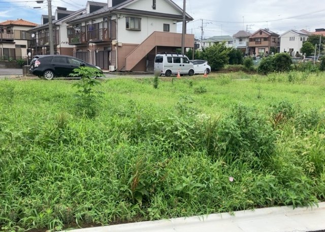 現地に行くなら、物件の周囲の地形がどうなっているかを見ることも大切です。周辺より低くなっている土地では、大雨などで水が集まりやすいため、地盤が弱くなっているということも考えられるため、注意が必要です。