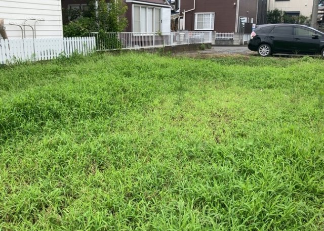 土地購入を検討されている場合、境界杭がない状態で購入してしまうと境界確定測量をする必要があり、費用がかかります。購入の前に、売主、隣土地所有者立ち合いのもと境界を確定し境界杭を設置するのがベストです。