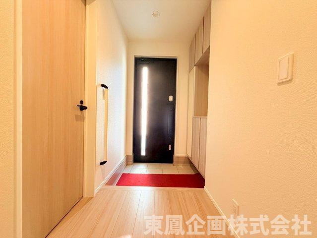 スリット入りの玄関ドアから自然光が入り、暗くなりがちな玄関をパッと明るくしてくれます