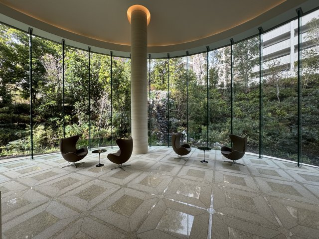【エントランスロビー】水景を望むエントランスロビー！「四季の滝」を背景に、ゆったりとお寛ぎください。