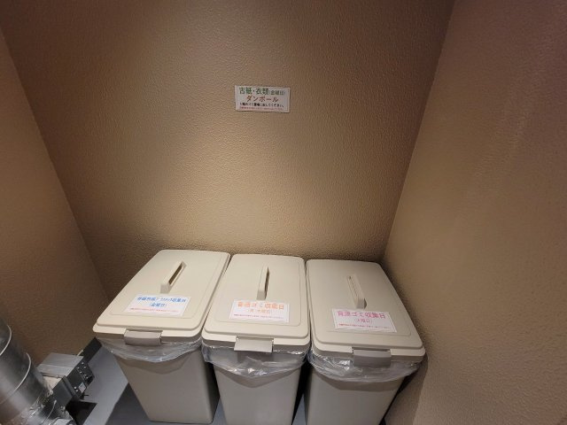 【各階ゴミ置場】お住いのフロアで24時間ゴミ出し可能です！わざわざ1階まで行く必要がありません！