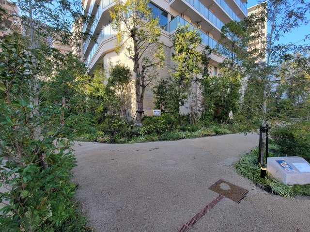 【周辺】敷地南東角の通路です！潤い豊かな植栽に囲まれた、心地よい遊歩道！