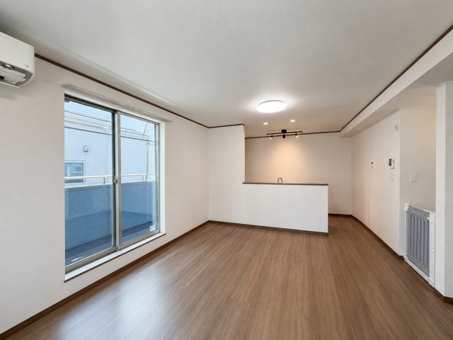 大きな開口部から陽光が差し込む明るいLDK。家具の配置もしやすく、ご家族でゆったりとお寛ぎいただけます。