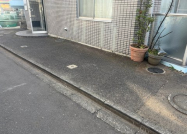 物件によっては、入居者が個人的に使用できる専用庭がついているものもあります。また、住宅の中にある土間の部分を庭と呼ぶこともあります。庭の用途は住む人によって変わり、それによってデザインもさまざまです。