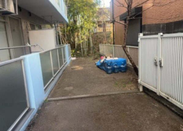 中庭（パティオ）とは、一つの建築物の内部に設けられた、壁などで囲われている庭のことを指します。コの字型、ロの字型が主流ですが、L字型の中庭もあります。最近では、インテリア性の高さからも人気があります。