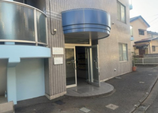 受付はマンションコンシェルジュがいる場合もあれば、管理人が滞在する小部屋を総称して呼ぶことがあります。主にエントランスに設置されていることから、防犯面でも期待ができます。防犯設備がない場合はより安心！